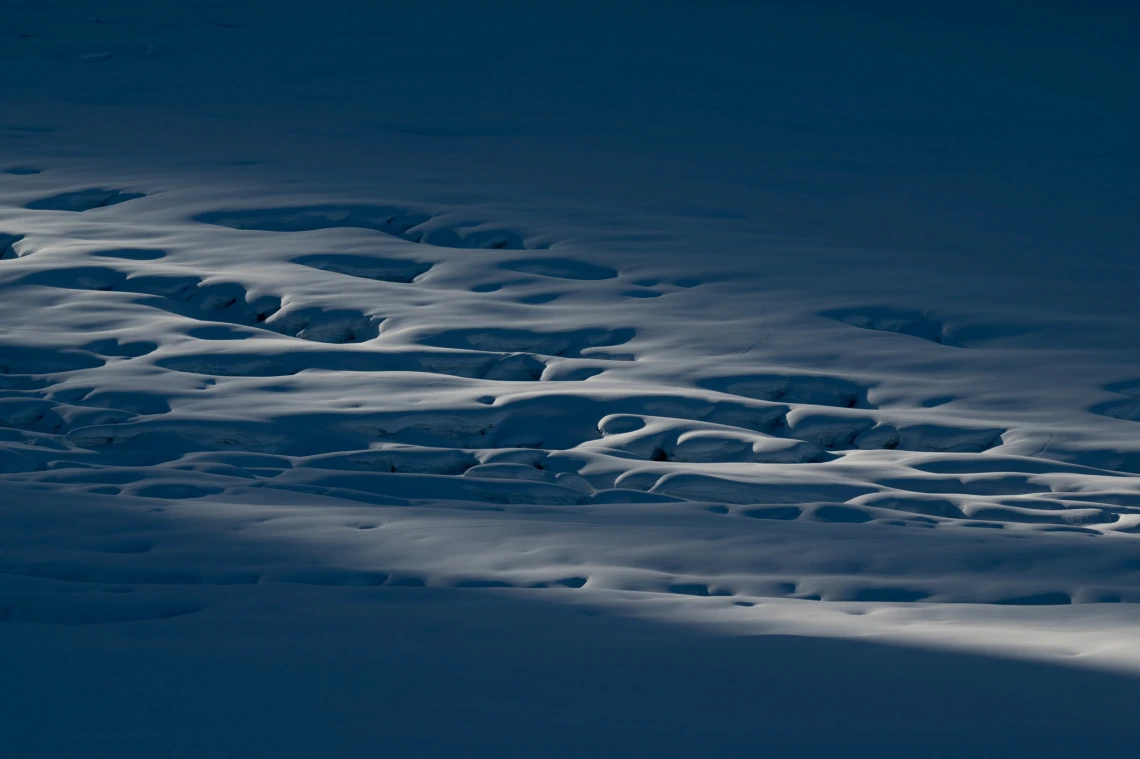 Snow cover on the glacier seen from above.